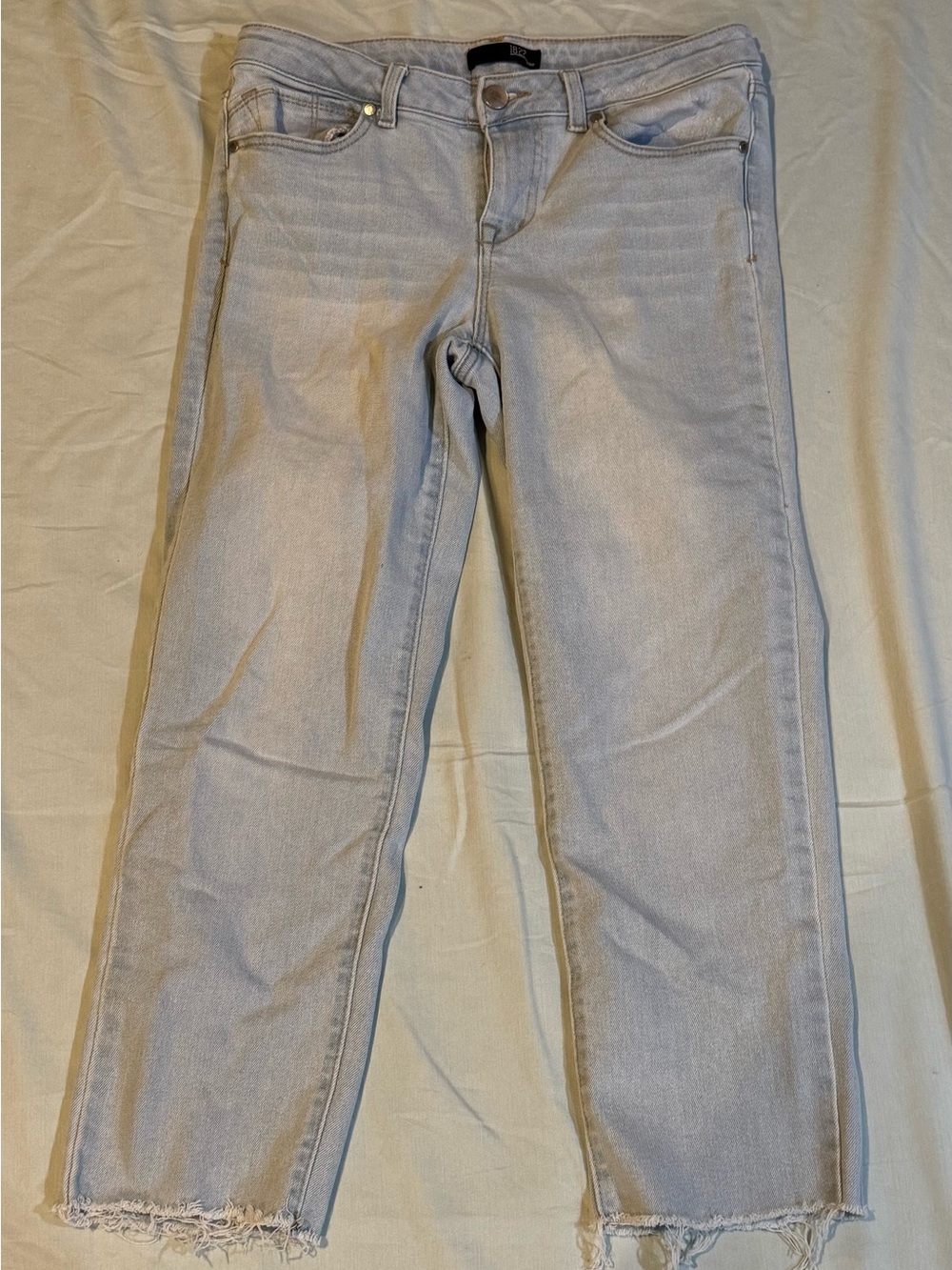 Women’s Light wash Straight-Leg Jeans with Frayed Hem